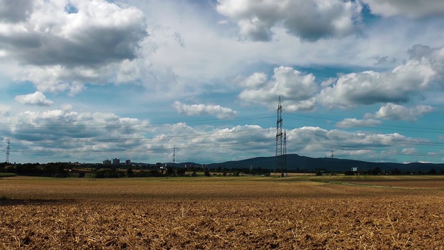 绿色田野和天空的景观视频素材