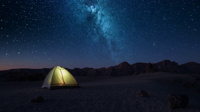 黎明前，在山上的一个旅游帐篷里过夜视频素材