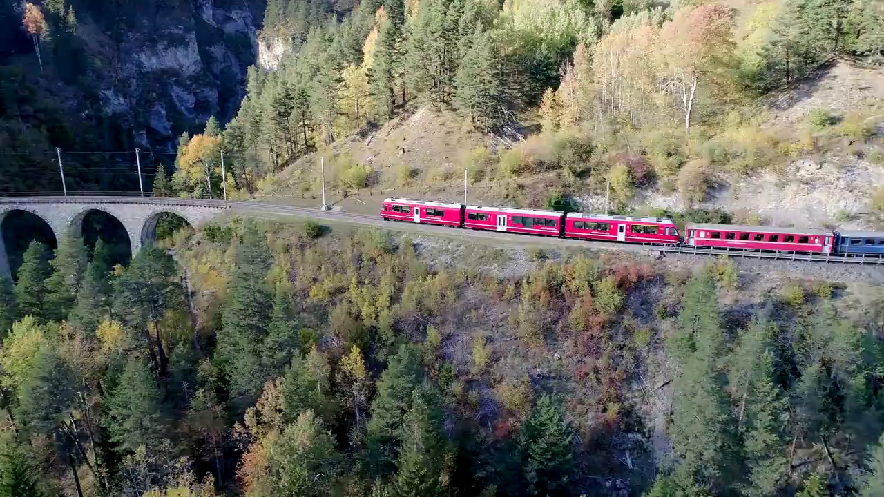 瑞士bernina pass冰川快车上的Landwasser高架隧道视频素材