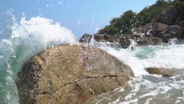 海浪拍打石头的慢动作视频素材