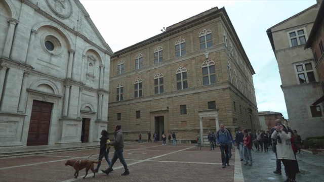 Pienza，一些游客漫步在Pio II广场视频素材