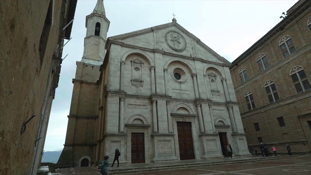 Pienza，一些游客漫步在Pio II广场视频素材