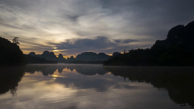 在泰国甲米的农泰莱村，山脉的鸟瞰图反映在湖上视频素材