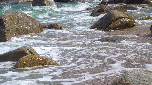 海浪拍打着海滩视频素材