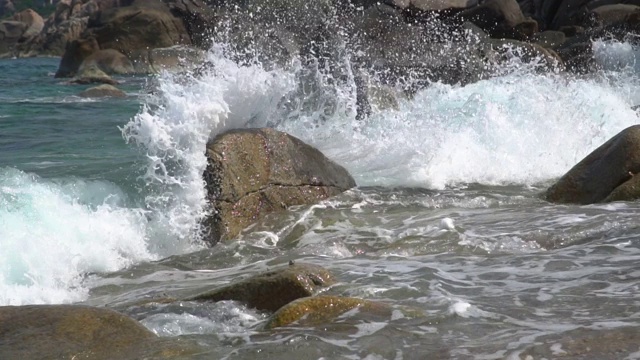 海浪拍打海滩的慢动作视频素材