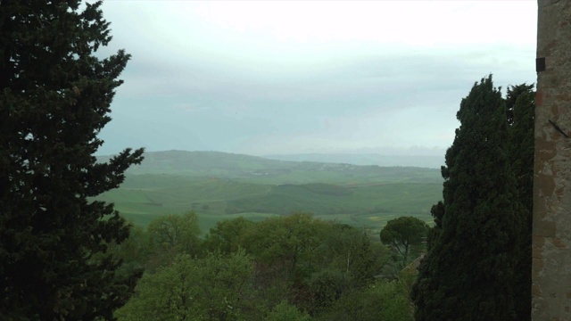 皮恩扎，在柏树与雨和雾之间的基安蒂山的景色。视频素材