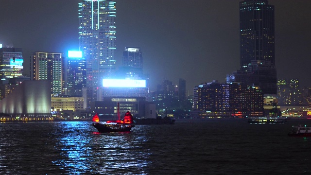 红色的帆船在维多利亚港，香港晚上的时间视频素材