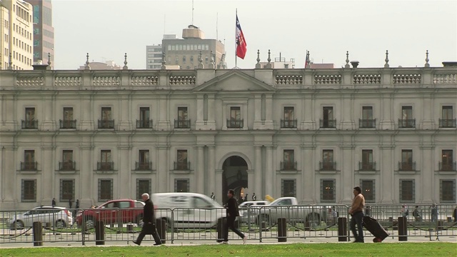 拉莫内达宫和智利国旗，在智利圣地亚哥。视频素材