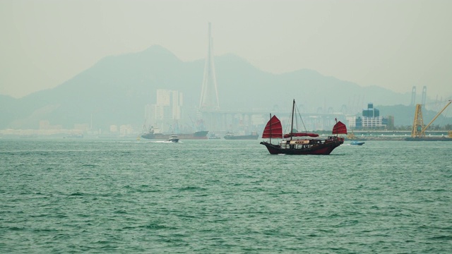 香港维多利亚港的红色帆船视频素材