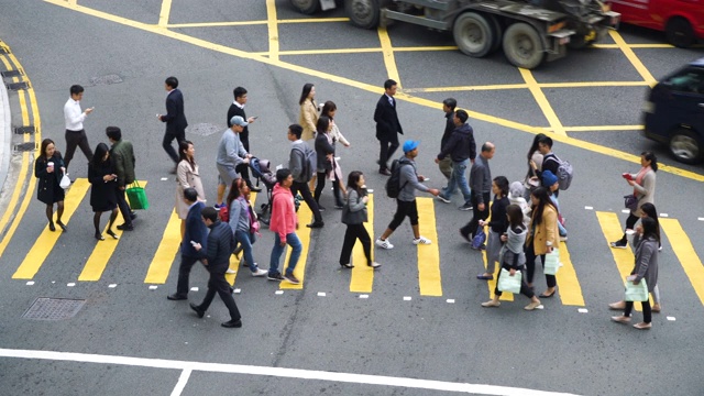 实时:香港行人在斑马线上过马路。视频素材