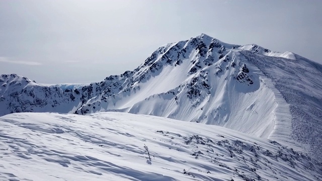 美丽的冬季空中飞行越过山脉景观阿尔卑斯山冒险徒步旅行徒步滑雪度假旅游概念视频素材