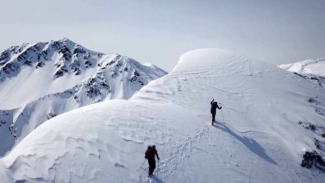 登山者攀登登山探险空中飞行史诗山脉攀登成功美丽的山峰冬季探险探险徒步旅行旅游概念。视频素材