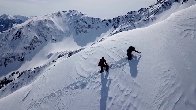 登山者攀登登山探险空中飞行史诗山脉攀登成功美丽的山峰冬季探险探险徒步旅行旅游概念。视频素材