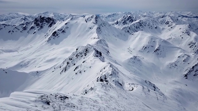 美丽的冬季空中飞行越过山脉景观阿尔卑斯山冒险徒步旅行徒步滑雪度假旅游概念视频素材