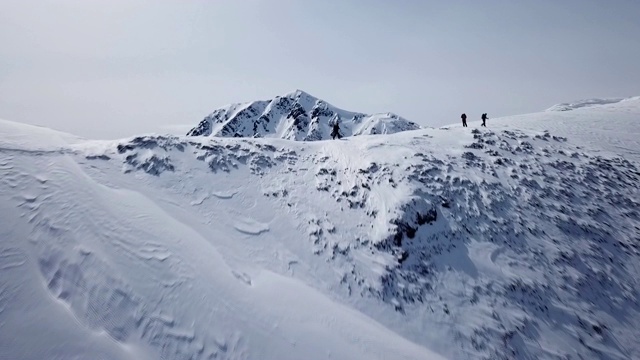 登山者攀登登山探险空中飞行史诗山脉攀登成功美丽的山峰冬季探险探险徒步旅行旅游概念。视频素材