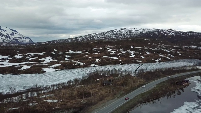 山上。雪。倒影在水里。视频素材