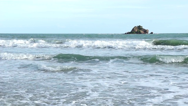 美丽的日落冲浪在海滩上看海景背景，风景泰国视频素材