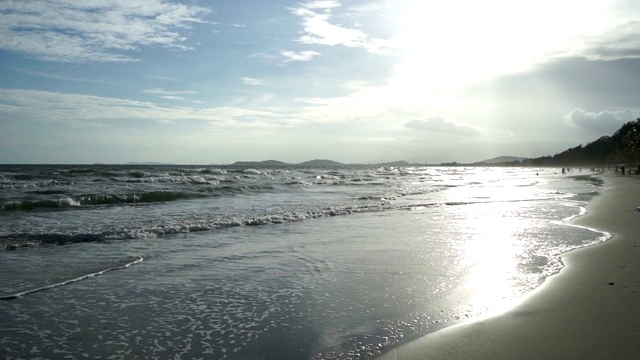 美丽的日落冲浪在海滩上看海景背景，风景泰国视频素材