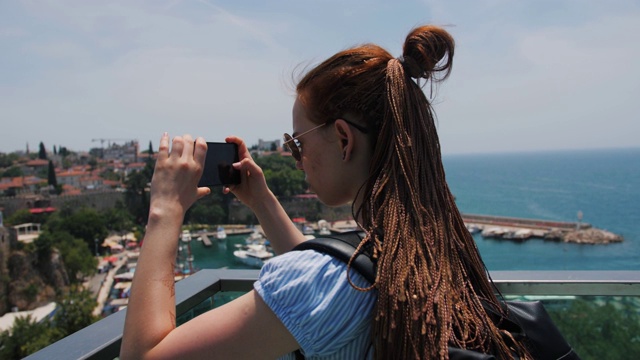 旅游女游客在欧洲老城用智能手机拍照视频素材