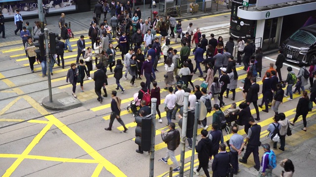 实时:香港行人在斑马线上过马路。视频素材