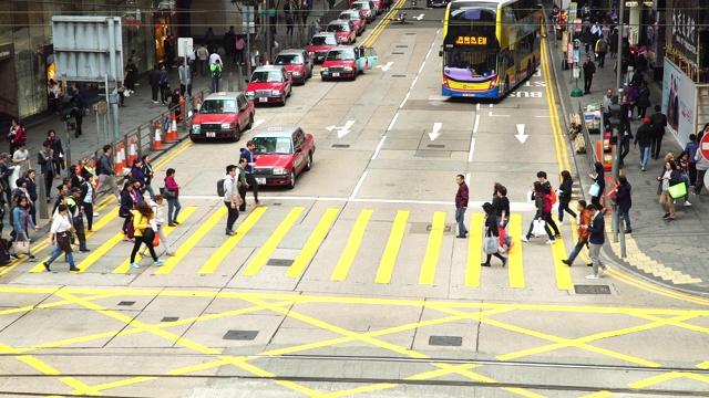 在香港，人们在斑马线上过马路。视频素材