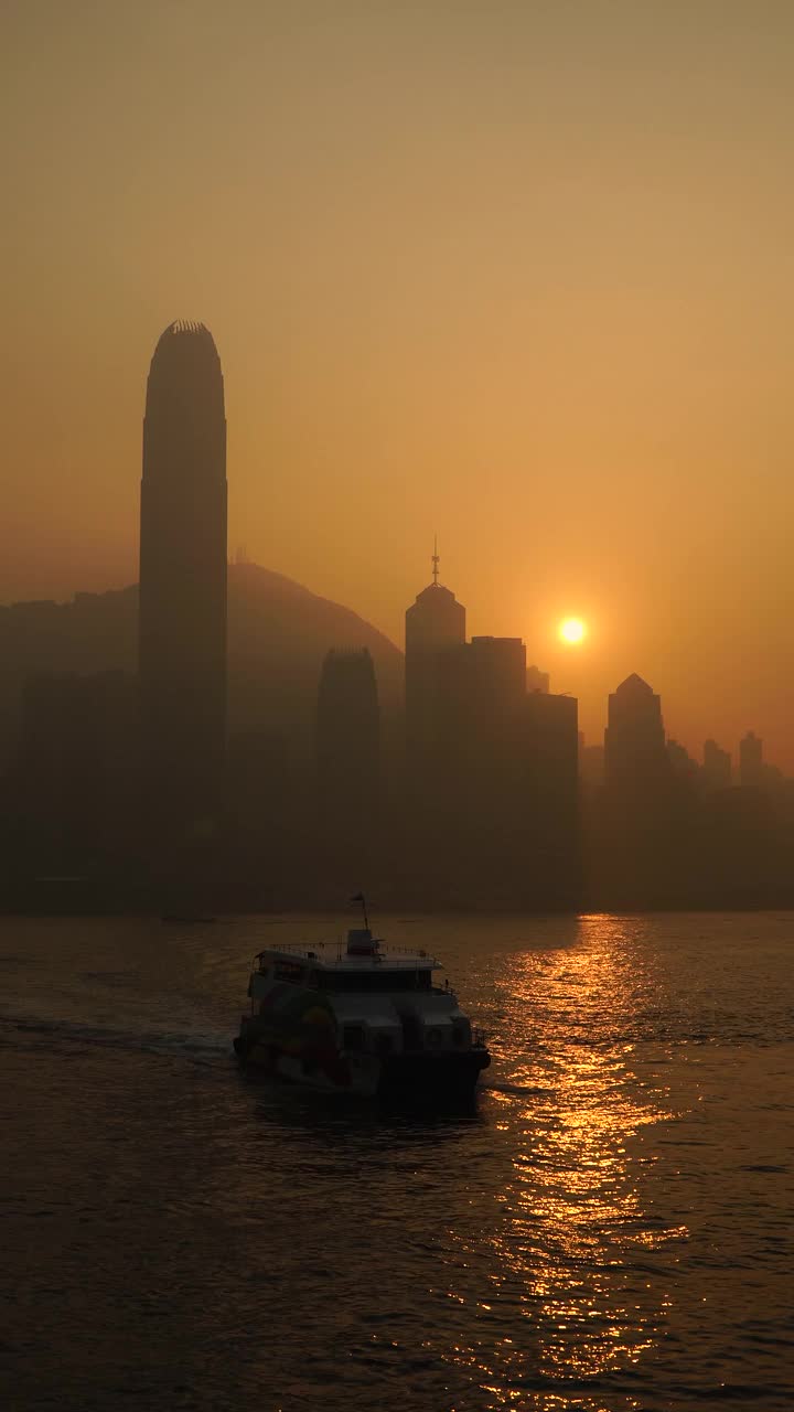 夕阳下维多利亚港的垂直镜头视频素材