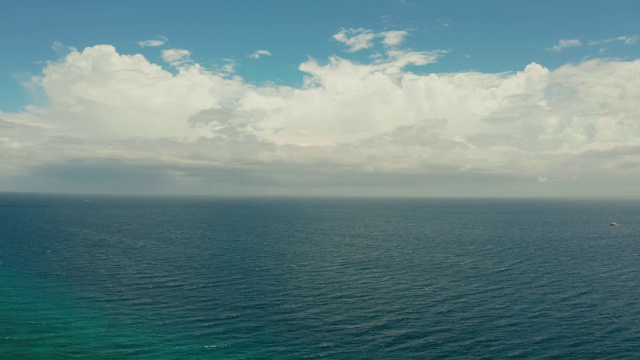 海景，蔚蓝的大海，云和岛屿的天空视频素材