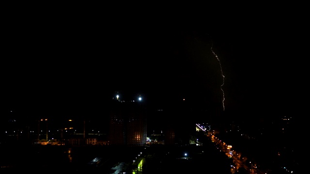 明亮的闪电在夜晚的城市背景视频素材