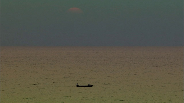 当地居民的船漂浮在坦噶尼喀湖上的场景视频素材