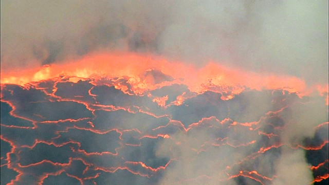 尼拉贡戈火山火山口沸腾的熔岩视频素材