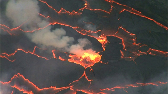 尼拉贡戈火山火山口沸腾的熔岩视频素材