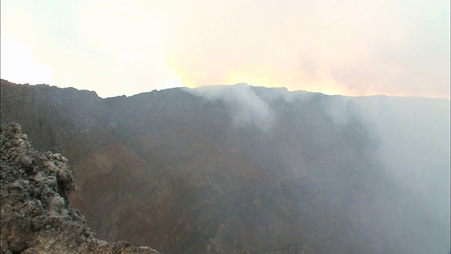 刚果民主共和国尼拉贡戈火山火山口和熔岩湖视频素材