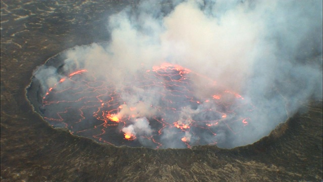 熔岩湖在尼拉贡戈火山火山口沸腾，刚果民主共和国，非洲视频素材