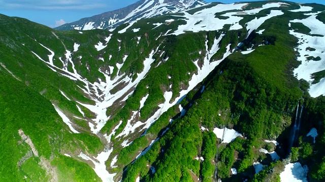 航拍雪山下的视频素材