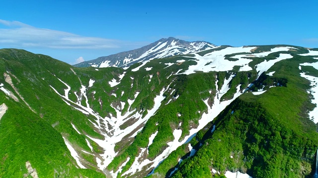 航拍雪山下的视频素材