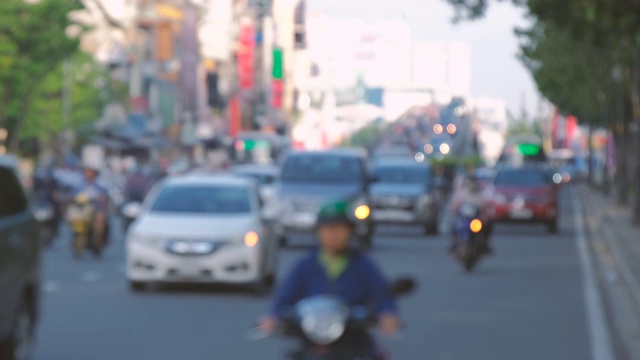 模糊的镜头，缓慢移动的交通与许多摩托车，摩托车，公共汽车，汽车…公路运输视频素材