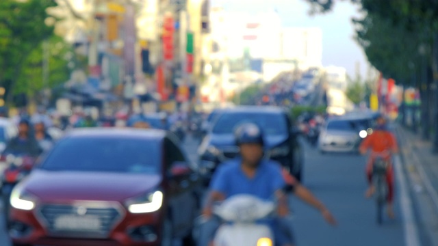 模糊的镜头，缓慢移动的交通与许多摩托车，摩托车，公共汽车，汽车…公路运输视频素材