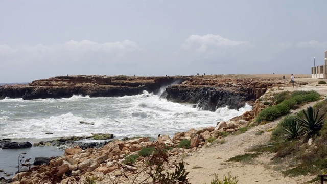 海浪拍打着海岸视频素材