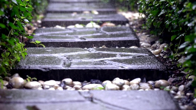 雨滴落在地面自然。视频素材