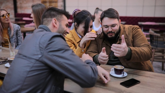 一名男子在酒吧用智能手机拍照视频素材