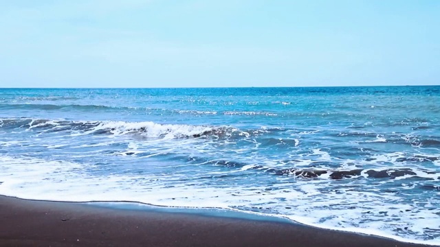 佩母兰村热带海滩海浪的自然气氛视频素材