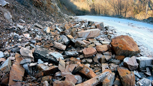 飓风过后，滑坡的岩石破坏了乡村公路视频素材