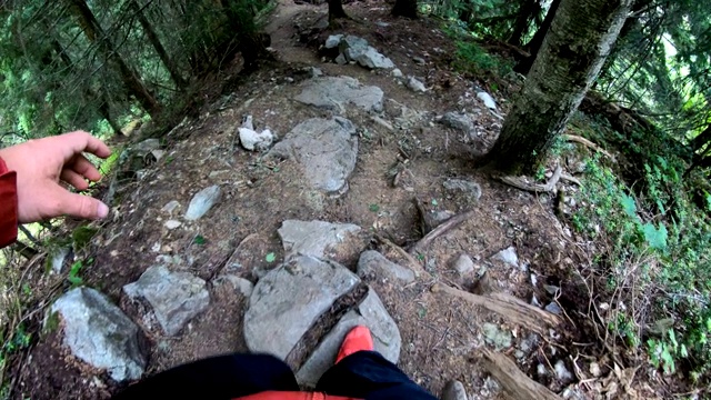 徒步旅行者沿着崎岖的斜坡下山视频素材