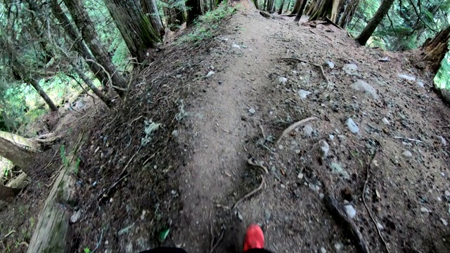 徒步旅行者沿着崎岖的斜坡下山视频素材