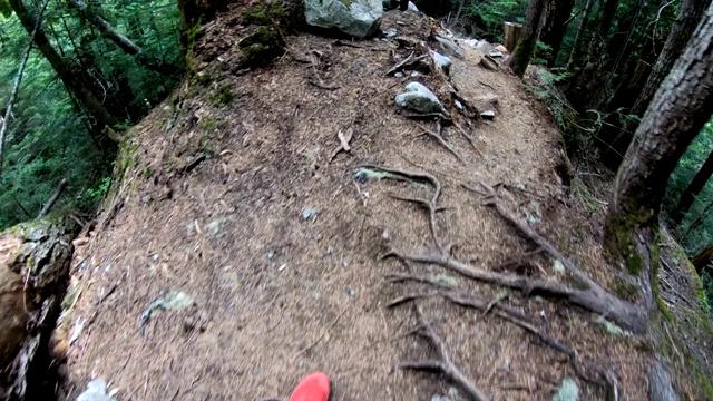 徒步旅行者沿着崎岖的斜坡下山视频素材