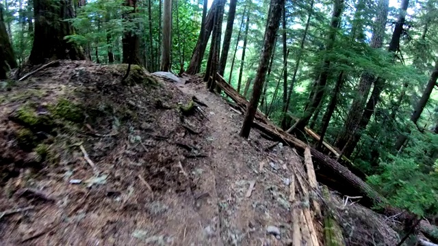 徒步旅行者沿着崎岖的斜坡下山视频素材