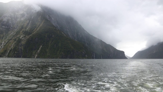 在米尔福德海湾巡航视频素材