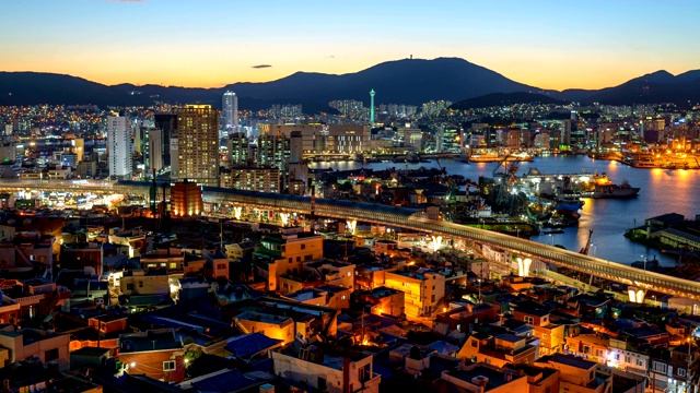 釜山永都谷邦奈洞市区日落至夜景视频素材