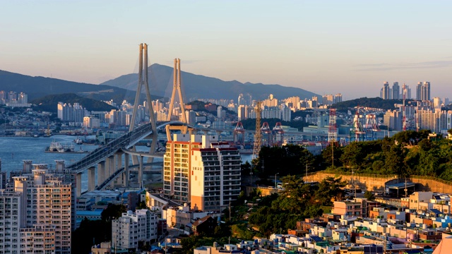 釜山永道谷的釜山行桥与城市建筑的白天到晚上的景色视频素材