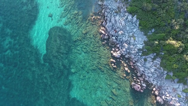 海滩上绿松石般的海水和石头。无人机录像，俯视图。视频素材